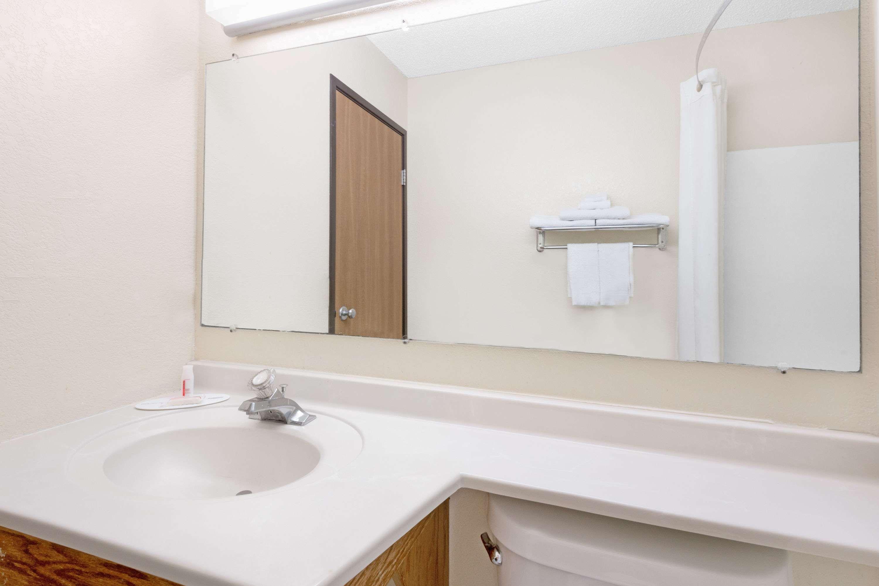 Super 8 By Wyndham Kent/Akron Area Екстериор снимка