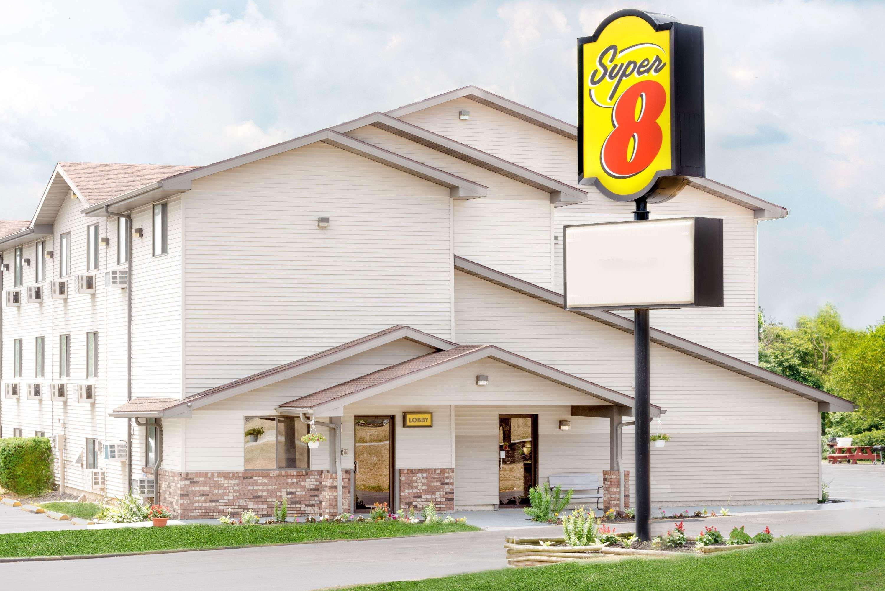 Super 8 By Wyndham Kent/Akron Area Екстериор снимка