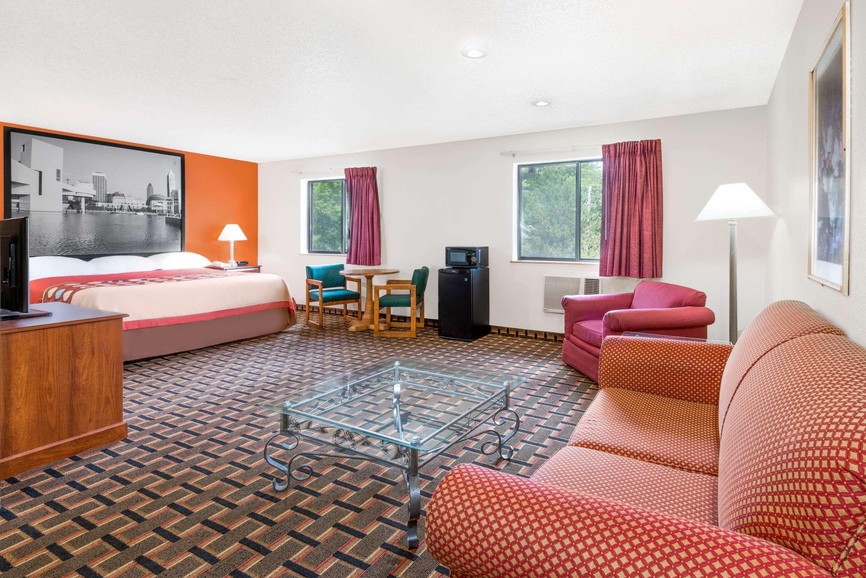 Super 8 By Wyndham Kent/Akron Area Екстериор снимка