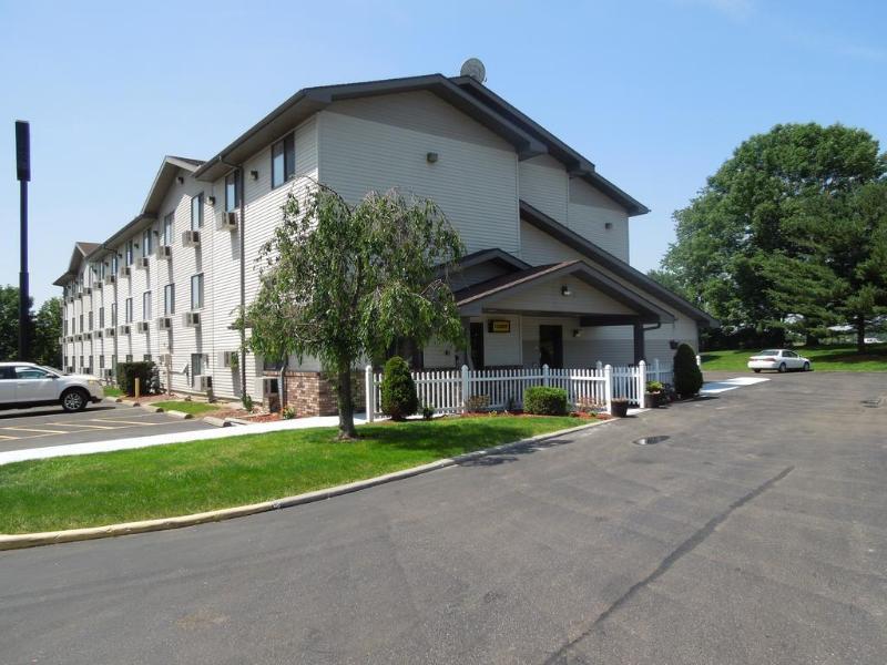 Super 8 By Wyndham Kent/Akron Area Екстериор снимка