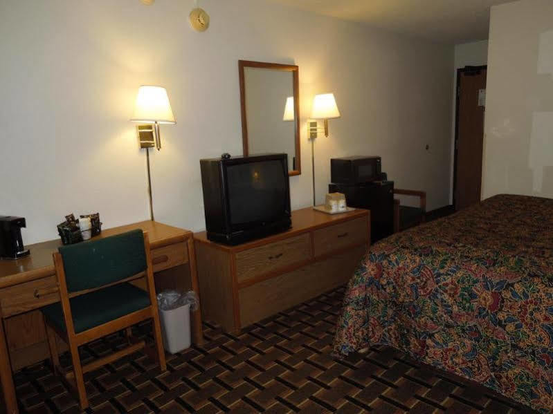 Super 8 By Wyndham Kent/Akron Area Екстериор снимка